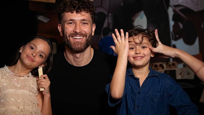 Léo Pereira e Neymar com as famílias — Foto: Reprodução/Instagram