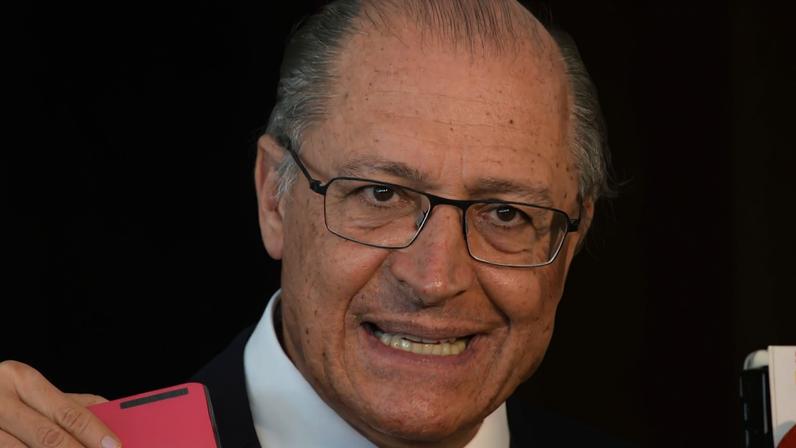 O governador de São Paulo, Geraldo Alckmim, fala à imprensa após audiência com a presidenta Dilma Rousseff, no Palácio do Planalto (Wilson Dias/Agência Brasil)