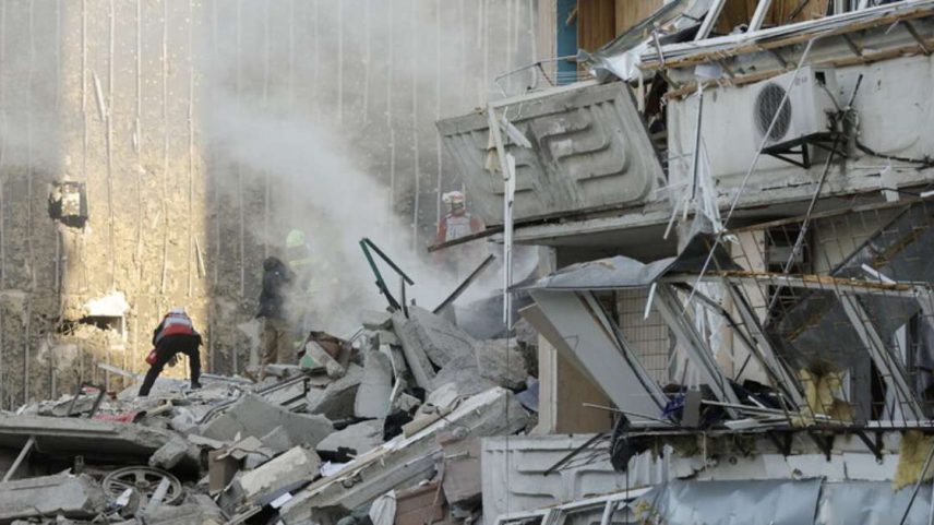 Drones russos destroem edifício de nove andares em Kiev
