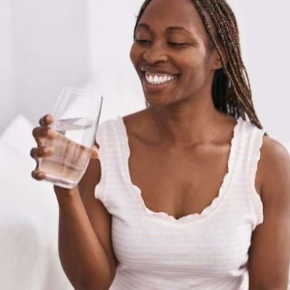 Beber água pela manhã em quantidade específica pode ajudar a perder barriga