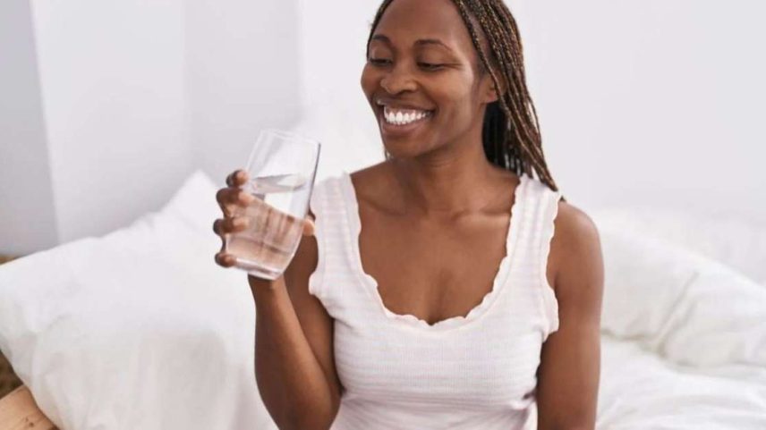 A quantidade certa de água pela manhã pode dar uma força surpreendente na sua busca por uma barriga mais sequinha.