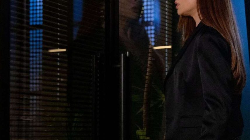 Arminda leva tapão de Gerluce após sair da prisão.
