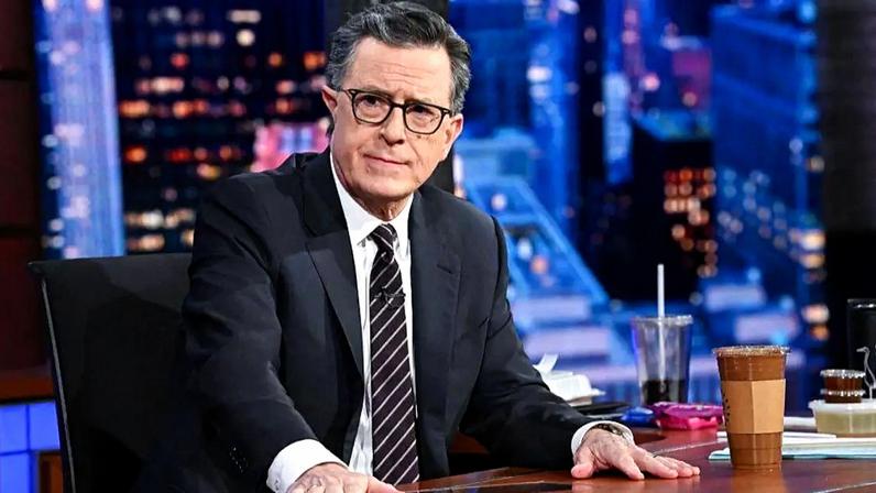 O apresentador Stephen Colbert na bancada do programa The Late Show, no Teatro Ed Sullivan, em Nova York