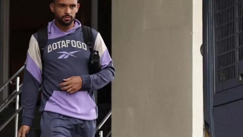 Defensor do Glorioso, Vitinho tem mais de 100 partidas pelo clube –