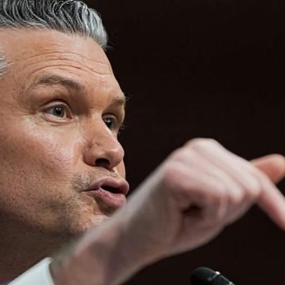 Hegseth afirma que prazo para aprovar guerra com o Irã foi pausado