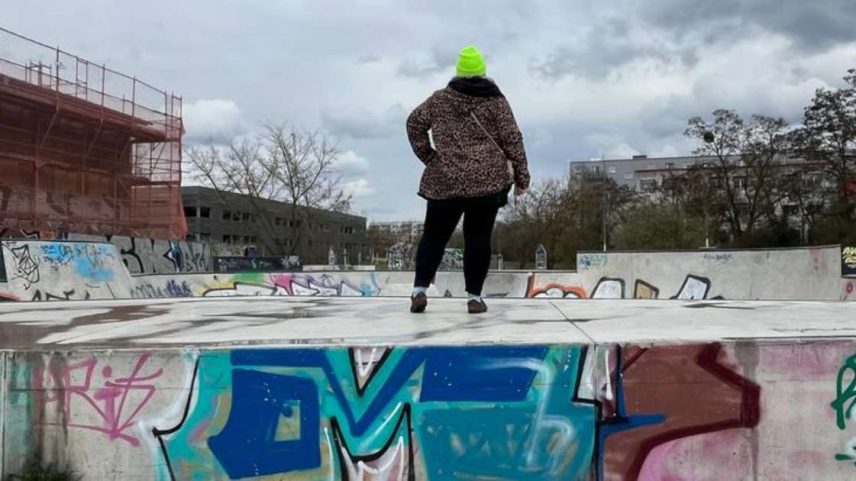 Anne (nome fictício) combate violência e racismo ligados ao extremismo de direita no cotidiano de Marzahn-Hellersdorf, em Berlim