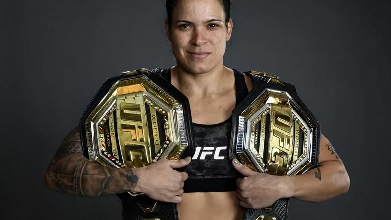 Amanda Nunes com os cinturões do UFC