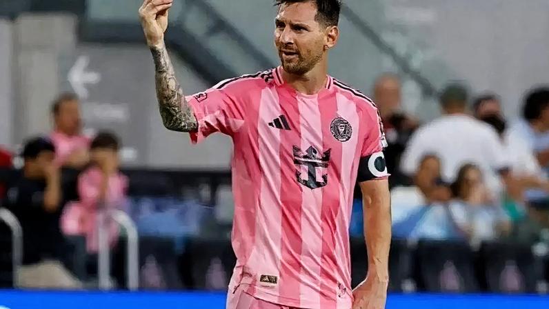 Messi, sem gostar nada do que ouve da torcida, faz gestos de desaprovação em direção às arquibancadas –