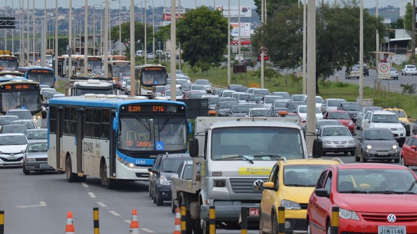 Moradores do Residencial Nova Jerusalém fazem protesto e fecham o Eixo Monumental. A manifestação causou um enorme congestionamento no trânsito da cidade (Antonio Cruz/Agência Brasil)