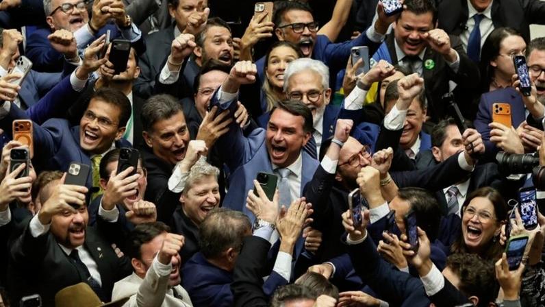 Os donos do poder fazem uso dele sem tomar conhecimento dos limites constitucionais ou da ideia da prevalência do interesse público, diz o articulista; na imagem, congressistas da oposição comemoram rejeição de Jorge Messias para o STF
