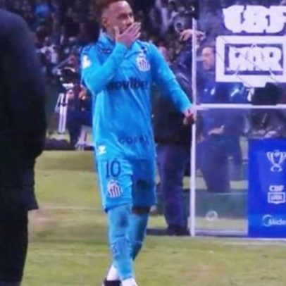 Neymar provoca torcida do Coritiba e é hostilizado ao deixar o campo