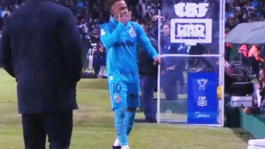 Torcedor arremessa copa de água em Neymar –