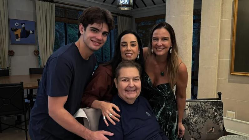 Faustão completa 76 anos e surge em fotos raras com a família: 'Dia do meu herói'
