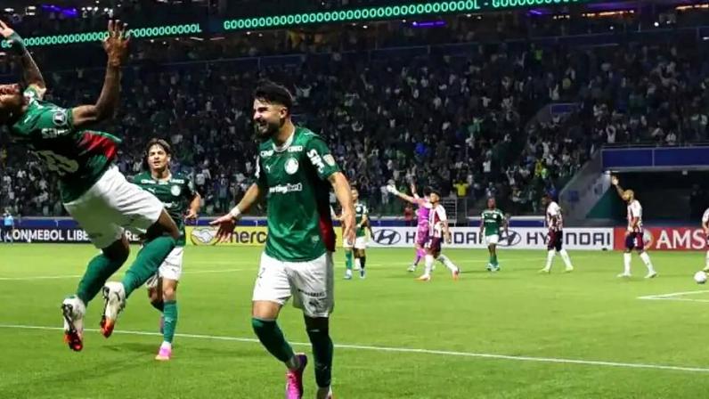 Allan comemora seu gol. Ao fundo, Flaco, que fez uma jogada sensacional gerando a chance para o companheiro. Divulgação / Conmebol