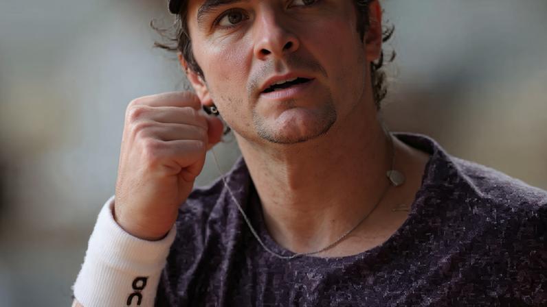 João Fonseca vence Djokovic e se classifica no Roland-Garros.