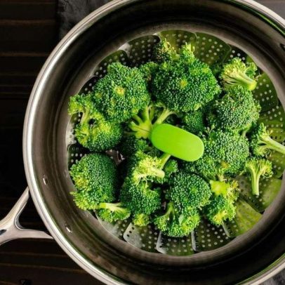 Truque de chef mantém brócolis verde mesmo após cozimento