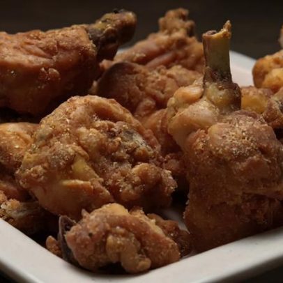 Frango à passarinho fica crocante em minutos na Air Fryer