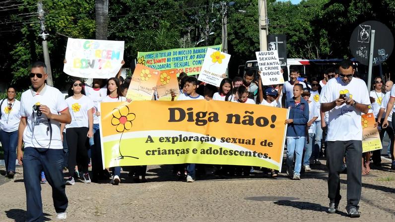 Em comemoração ao Dia Nacional de Combate à Exploração Sexual de Crianças e Adolescentes, comunidades da Candangolândia, Núcleo Bandeirante e Park Way, fazem caminhada pelas ruas da cidade (Antonio Cruz/Agência Brasil)