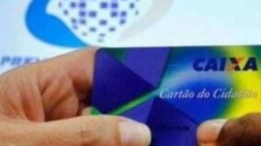 Pessoas segurando cartão da Caixa Econômica e imagem do PIS/Pasep de fundo.