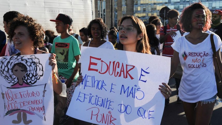 Ativistas, conselheiros tutelares, coletivos, fóruns e organizações da sociedade civil participam de caminhada contra a redução da maioridade penal, na Esplanada dos Ministérios (José Cruz/Agência Brasil)