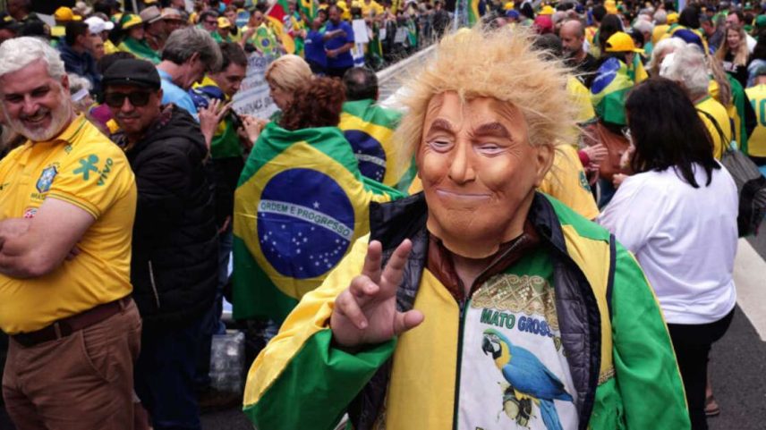 Um apoiador do ex-presidente Jair Bolsonaro usa uma máscara do presidente dos EUA, Donald Trump, durante uma manifestação que exige anistia para os presos pela suposta tentativa de golpe de 2023, em São Paulo, em 6 de abril de 2025.