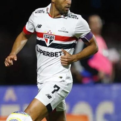Lucas Moura se machuca ao retornar e sai do campo em lágrimas