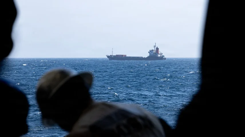 Forças americanas atuando durante o bloqueio de um navio rumo ao Irã. (Foto: Cortesia/Centcom)