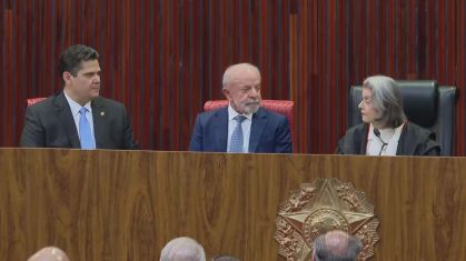 Em meio a tensão entre os Poderes, o presidente Luiz Inácio Lula da Silva (PT) sentou ao lado do presidente do Senado, Davi Alcolumbre (União-AP)