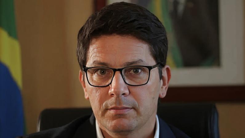 Deputado Mário Frias muda versão sobre financiamento de filme sobre Bolsonaro