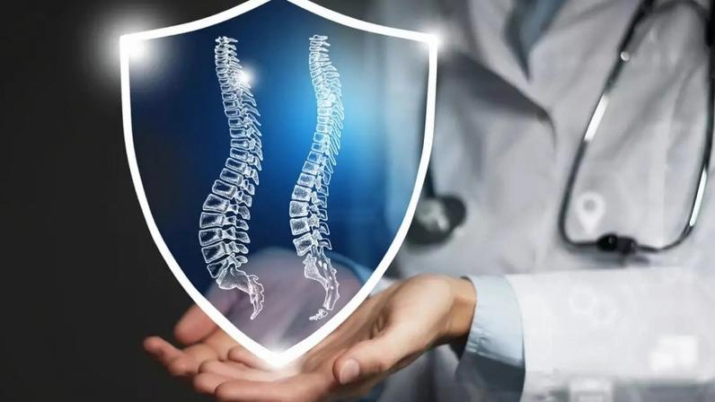 Escoliose pode evoluir de forma silenciosa e exige atenção aos sinais durante o crescimento
