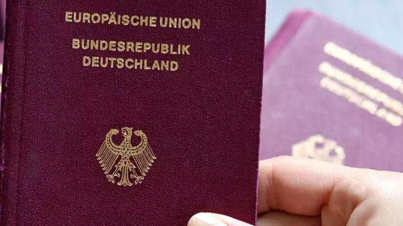 Autoridades de imigração esperam novo recorde de naturalizações para 2027, puxado por ucranianos