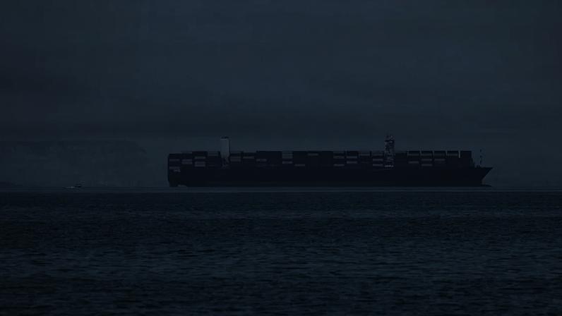 Navios no Estreito de Ormuz, em 22 de maio de 2026.