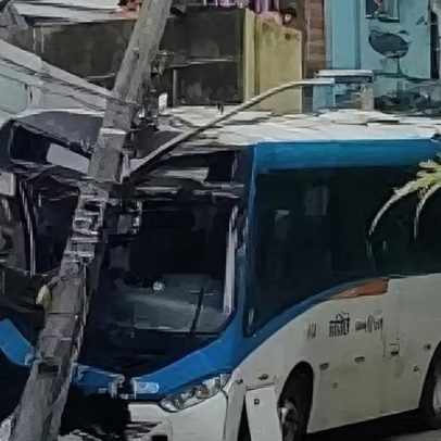 Ônibus perde controle em ladeira e atinge poste no Recife