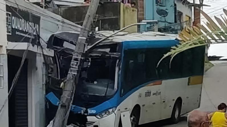 Ônibus desgovernado bate em poste no Recife.