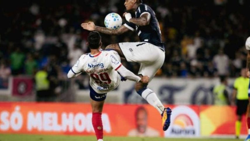 Jajá tenta sair da marcação do Bahia e levar o Remo ao ataque –
