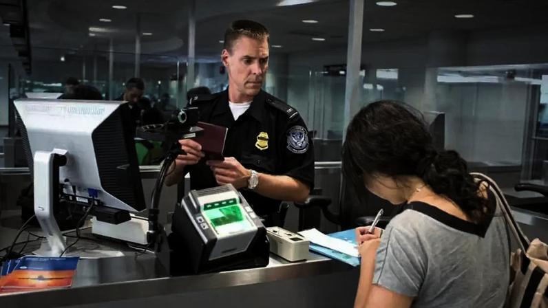 Agente da alfândega dos EUA em aeroporto durante processo de imigração