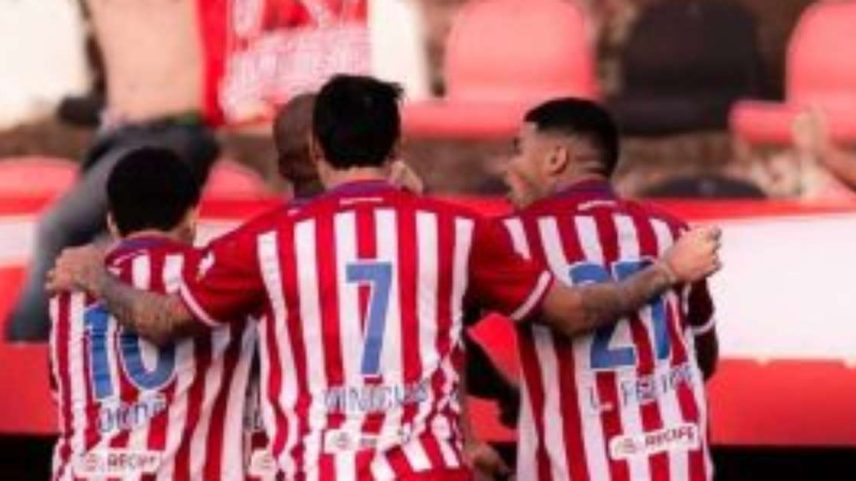 Jogadores comemorando gol