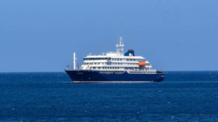 Vista aérea do navio de cruzeiro MV Hondius ancorado ao largo do porto da Praia, capital de Cabo Verde, em 3 de maio de 2026.