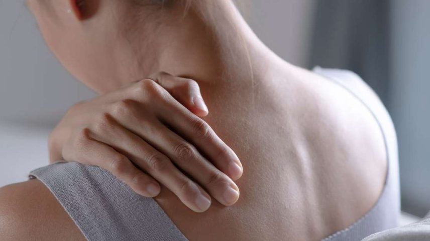 Dores nas costas e pescoço? Confira dicas de especialistas para aliviar tensões musculares na rotina materna e saiba quando procurar um médico
