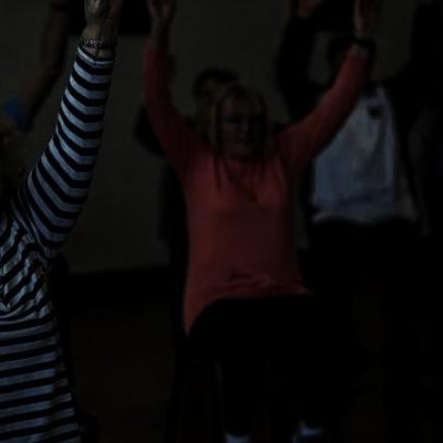 Dez exercícios de Pilates na cadeira para 60+ fortalecer músculos profundos