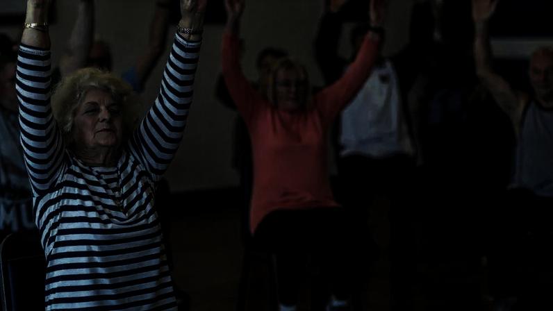 Dez exercícios de Pilates na cadeira para maiores de 60 anos ou iniciantes que desejam fortalecer a musculatura.