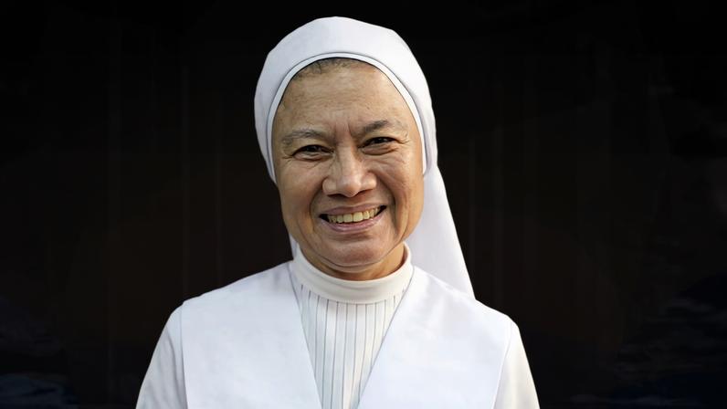 Irmã Eva Fidela Maamo, membro das Irmãs de São Paulo de Chartres, foi uma cirurgiã e missionária nas Filipinas que dedicou sua vida a servir as comunidades mais pobres. Ela morreu em 14 de abril de 2026, aos 85 anos de idade. (Foto: Cortesia de Ramon Magsaysay Award Foundation)