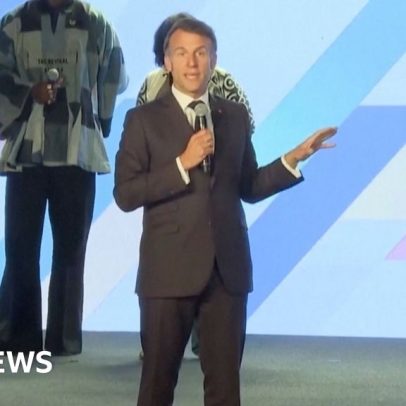 Macron interrompe palestrante e pede silêncio
