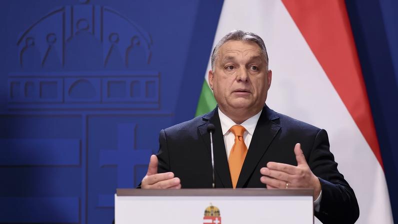 Hungarian Prime Minister Viktor Orban speaks during a joint press statement with and Brazilian President Jair Bolsonaro at the Carmelite Monastery in Budapest, Hungary, Thursday, Feb 17, 2022. Bolsona — Foto: Anna Szilagyi/AP