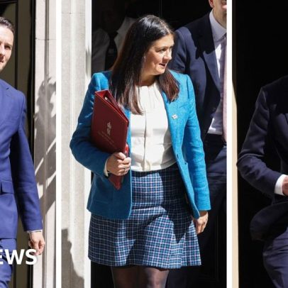 Repórteres gritam perguntas a ministros ao deixarem o No 10