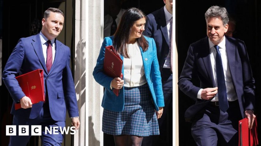 Repórteres gritam perguntas a ministros ao deixarem o No 10