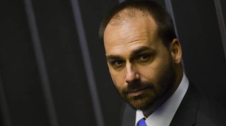 Eduardo diz ter recebido R$ 2 milhões de uma campanha via Pix feita pelo pai, Jair Bolsonaro