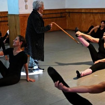 Mulher de 100 anos ensina balé e continua dançando