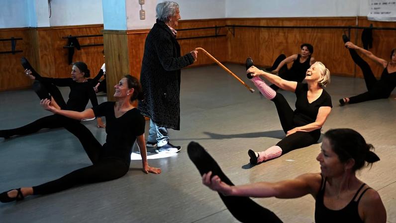 A professora centenária de balé Evelyn Cordero dá aulas para mulheres de 50 a 80 anos no Chile