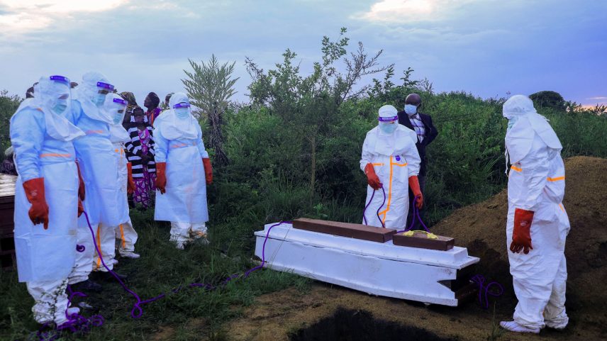 Profissionais de saúde congoleses se preparam para enterrar o caixão de paciente que morreu de ebola